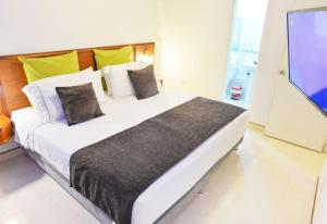a large bed in a room with a tv at Hotel Thama in Palmira