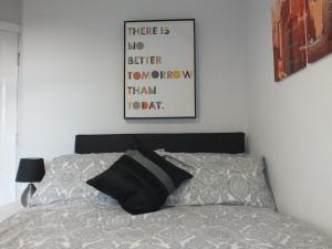 een slaapkamer met een bed en een foto aan de muur bij Stamford Place by SG Property Group in Crewe
