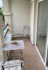eine Terrasse mit Tisch und Stühlen auf einem Balkon in der Unterkunft Bella Paula in Es Pujols + 5 Fotos
