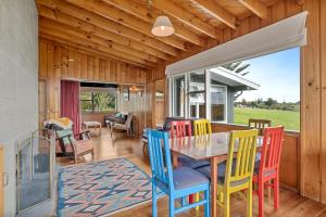 Posezení v ubytování Queenie - Waikanae Beach Holiday Home