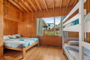 Postel nebo postele na pokoji v ubytování Queenie - Waikanae Beach Holiday Home