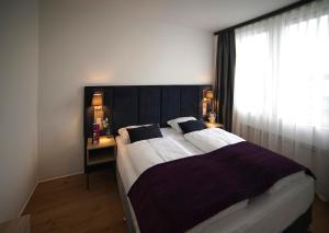 um quarto com uma cama grande e uma janela em DIWOTEL l DREIEICH em Dreieich