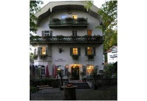 Un gran edificio blanco con balcón. en Hotel Kolbergarten, en Bad Tölz