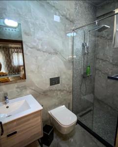 Hotel Universi tesisinde bir banyo