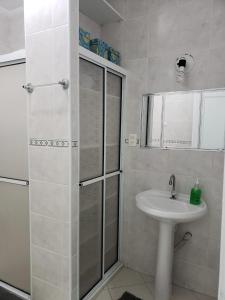 Bilik mandi di Apartamento PÉS NA AREIA