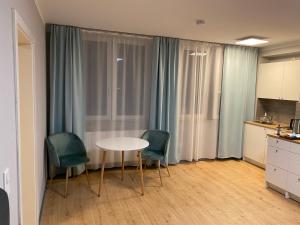 um quarto com uma mesa e duas cadeiras e uma cozinha em City Studio-Apartment am Hauptbahnhof N6 em Nurembergue
