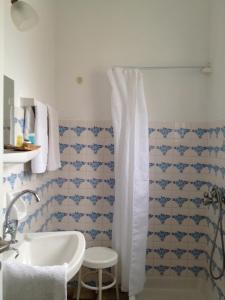 カルロヴァシにあるアスティル ホテルのバスルーム(シャワー、シンク付)