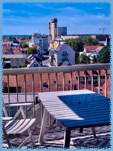 un banc bleu assis au-dessus d'un balcon dans l'établissement Résidence des lentilles, à Schiltigheim