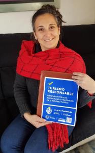 a woman sitting on a couch holding a sign at Marinas del Riachuelo in Riachuelo