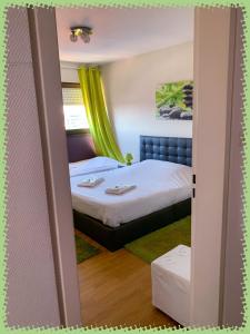 ein kleines Schlafzimmer mit einem Bett und einer offenen Tür in der Unterkunft Square du Château in Schiltigheim