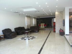 duży salon z kanapami i telewizorem w obiekcie Villa Shahrazad Sharm El Sheikh w Szarm el-Szejk