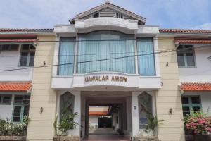 een gebouw met een bord dat de universiteitsacademie leest bij Hotel Rajawali Mitra RedDoorz in Cirebon