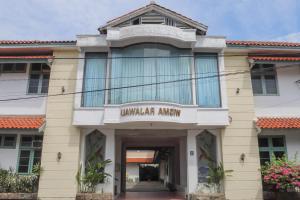un edificio con un cartello che legge l'Accademia degli Archi dell'Universita' di Hotel Rajawali Mitra RedDoorz a Cirebon
