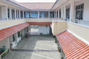 un cortile vuoto di un edificio con tetti rossi di Hotel Rajawali Mitra RedDoorz a Cirebon Altre 10 foto