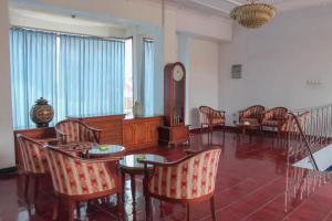 O zonă de relaxare la Hotel Rajawali Mitra RedDoorz