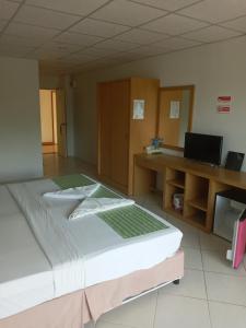 Postel nebo postele na pokoji v ubytování โรงแรมเวลลิงตัน