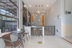eine Küche und ein Esszimmer mit einem Tisch und Stühlen in der Unterkunft KoolKost @ Regol Park (Minimum Stay 3 Nights) in Bandung