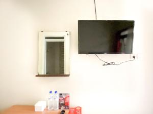 TV a/nebo společenská místnost v ubytování RedDoorz At Simpang Borobudur