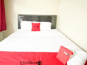 Postel nebo postele na pokoji v ubytování RedDoorz At Simpang Borobudur