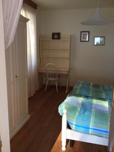 Schlafzimmer mit einem Bett und einem Schreibtisch in der Unterkunft Appartement Colussi in Bad Kleinkirchheim