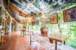 - un restaurant avec une table et des chaises en bois dans la chambre dans l'établissement 麓人甲包場-精靈屋, à Hengchun Old Town