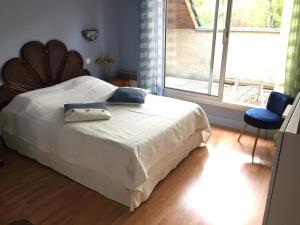 Łóżko lub łóżka w pokoju w obiekcie Maison Chevreuse, chambre chez l'habitant