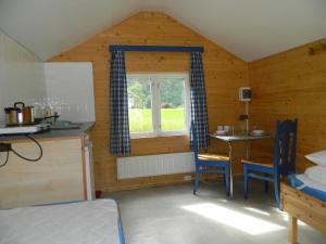 eine Küche mit einem Tisch und einem Fenster in einem Zimmer in der Unterkunft Eidfjord Hytter in Eidfjord