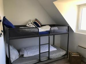 ein Etagenbett in der Ecke eines Zimmers in der Unterkunft Les Avocettes in Piriac-sur-Mer + 4 Fotos