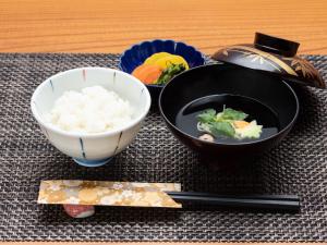 una mesa con dos tazones de arroz y un palillo en Mizu no Kaori, en Hakone