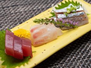 un plato amarillo con algo de comida en una mesa en Mizu no Kaori, en Hakone