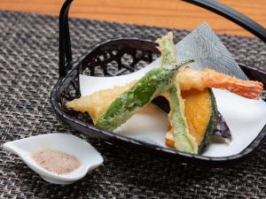 una cesta de comida sentada sobre una mesa en Mizu no Kaori, en Hakone