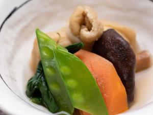 un plato de comida con verduras y otros alimentos en Mizu no Kaori, en Hakone