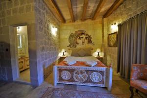 Postel nebo postele na pokoji v ubytování Caftan Cave Suites
