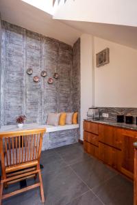 Zimmer mit einer Bank und einer Holzwand in der Unterkunft Seven Havens Residence in Selong Belanak