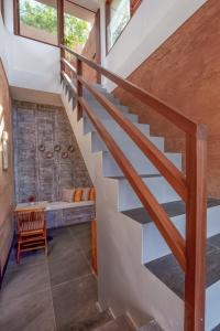 eine Treppe in einem Haus mit einer Bank darunter in der Unterkunft Seven Havens Residence in Selong Belanak