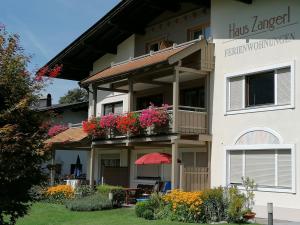 un bâtiment avec des boîtes de fleurs sur les balcons dans l'établissement Haus Zangerl, à Walchsee