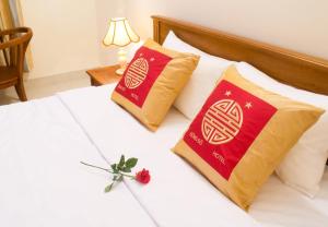 Postel nebo postele na pokoji v ubytování Dong Do Hotel