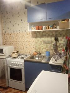 Кухня или мини-кухня в Apartment on Levchenko 8 