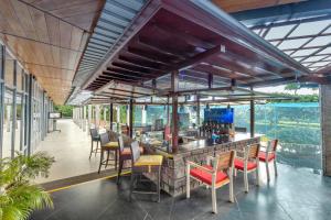 TV a/nebo společenská místnost v ubytování Club Mahindra Puducherry