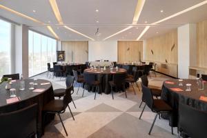 a large dining room with tables and chairs at Ibis Samarinda in Samarinda