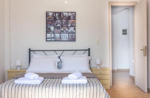 Łóżko lub łóżka w pokoju w obiekcie Sitia Old Port Apartment