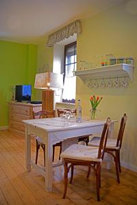 uma cozinha e sala de jantar com mesa e cadeiras em Ferienwohnungen Bauernschmause em Polch