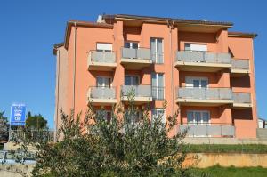 un edificio arancione con balconi sul lato di Bed & Breakfast Grgic a Novigrad Istria