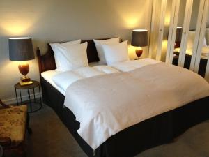 Postel nebo postele na pokoji v ubytování Munkebo Kro & Hotel