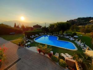 uma imagem de uma piscina num resort em Residence Val Di Monte em Malcesine