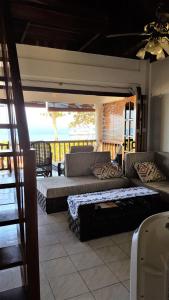 sala de estar con sofá y vistas al océano en Santander Beach House - Cebu, en Santander
