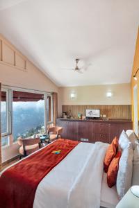 Postel nebo postele na pokoji v ubytování Club Mahindra Mussoorie