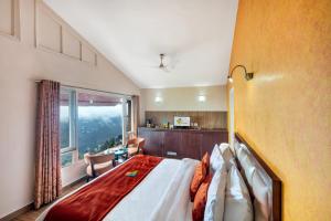 Postel nebo postele na pokoji v ubytování Club Mahindra Mussoorie