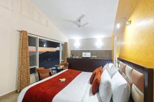 Postel nebo postele na pokoji v ubytování Club Mahindra Mussoorie
