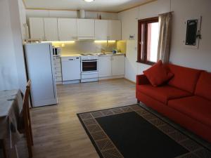 un soggiorno con divano rosso e una cucina di Holiday Home Ivalo a Ivalo